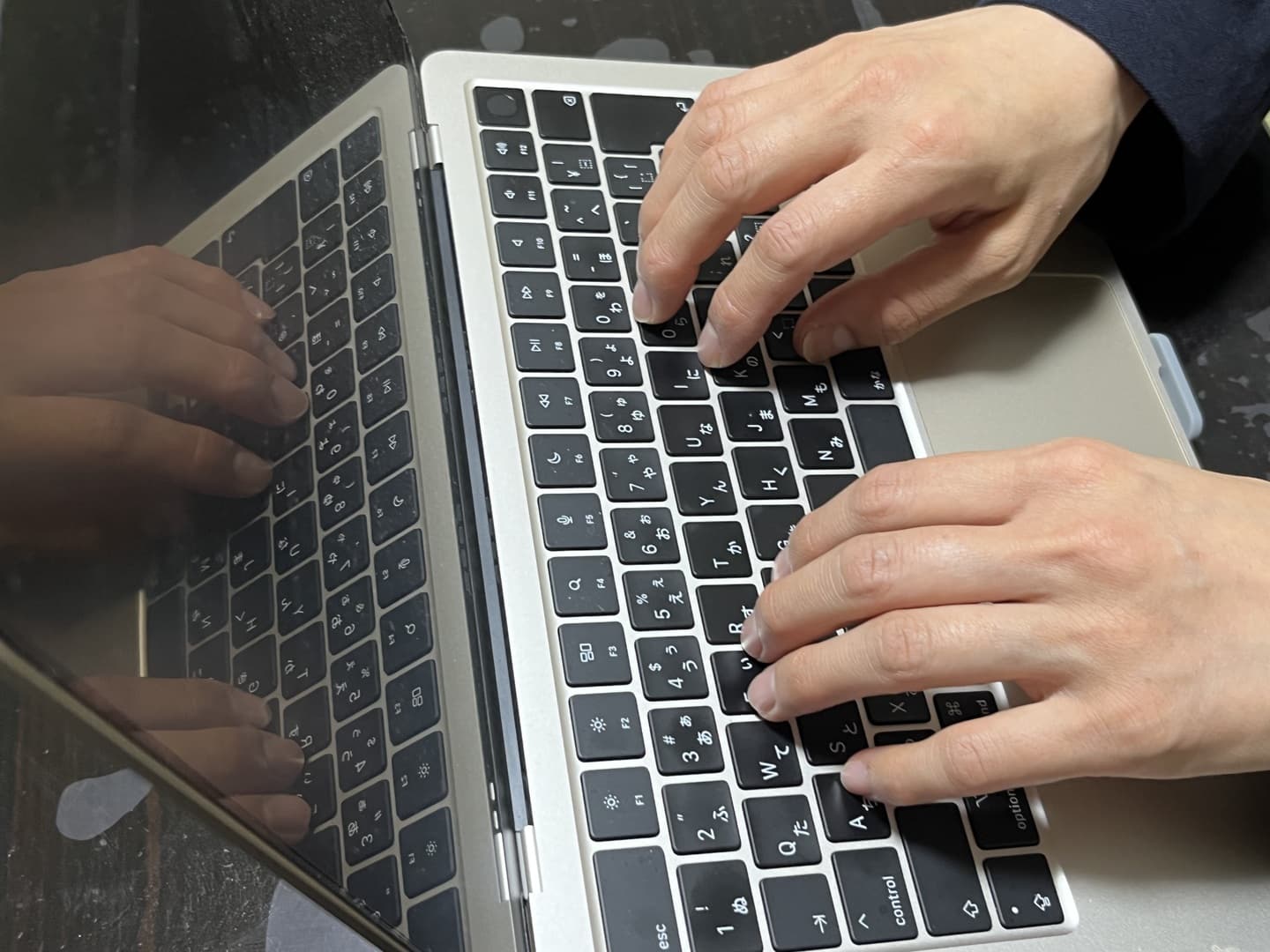 パソコンを操作している手